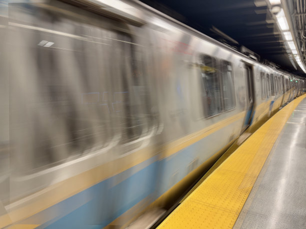 地铁运行中的地铁图片下载