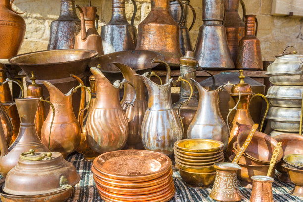 特鲁希略一个市场摊位上的金属盘子，罐子和水壶图片下载