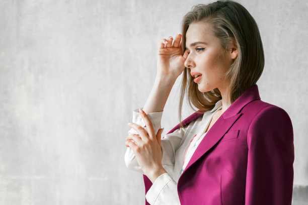 年轻的女商人。美丽的女人董事，负责人，总经理，ceo在时尚明亮的商业粉红色，紫红色的颜色西装在扶手椅上拍照。事业上有目标有野心的女孩野心家图片下载