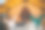 夏日傍晚，一对幸福的自由家庭夫妇在舒适的野营帐篷里用笔记本电脑工作。用于户外度假和度假的豪华露营帐篷。生活方式的概念图片下载