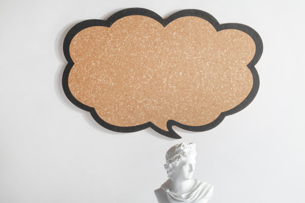 石膏雕像，白色背景上的空白标志。复制空间、广告、展示。有新想法，有创意，能跳出框框思考图片下载