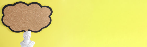 石膏雕像，黄色背景上的空白标志。复制空间、广告、展示。新想法、创意和跳出条条框框思考图片下载