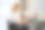 成功美丽的亚洲女性微笑着与笔记本电脑坐在家里的书桌在家在线学习的概念图片下载