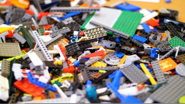 桌子上散落着许多来自儿童设计师的细节，立方体、电线、木板、轮子、五颜六色的小机器人、机器。孩子们喜欢机器人、编程、建模，图片下载