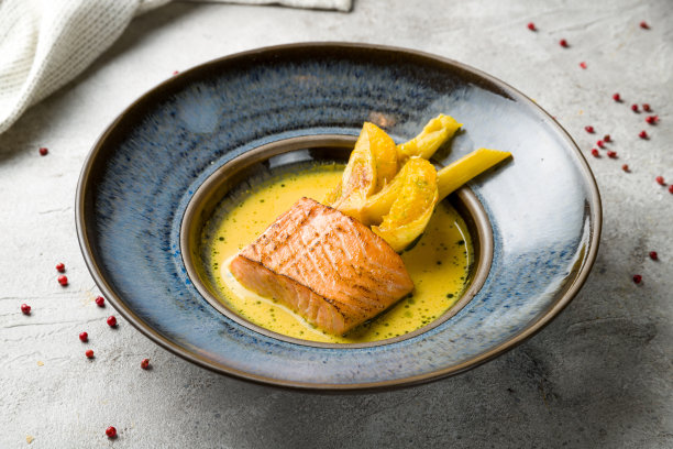 烤鲑鱼排放在灰色桌子上的盘子里图片下载