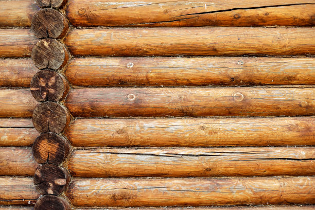 一种带有瑞典cope圆木剖面的圆木墙结构。碉堡的严重裂缝的墙图片下载