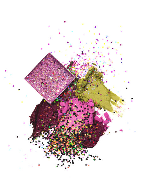 化妆品的静物孤立在一个白色的背景。抽象构图的污损和分散的化妆纹理。彩色美容产品特写供化妆师或设计元素。图片下载
