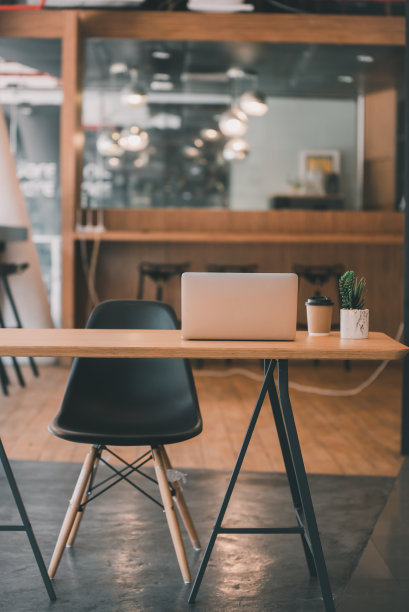 时尚的工作空间与台式电脑办公桌的概念图片下载