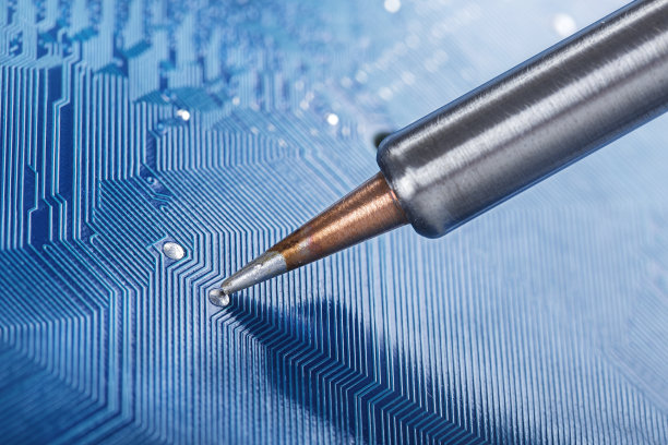 将电子元件焊接到PCB上，电子维修和数字技术图片下载