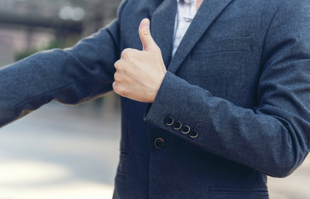 大拇指男人的手满意和积极快乐的好迹象。近商人手积极的想法好商人快乐的人。在办公室成功的管理人员竖起大拇指图片下载