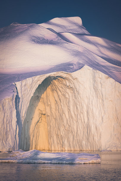 漂浮在北极圈海面上的大型冰山图片下载