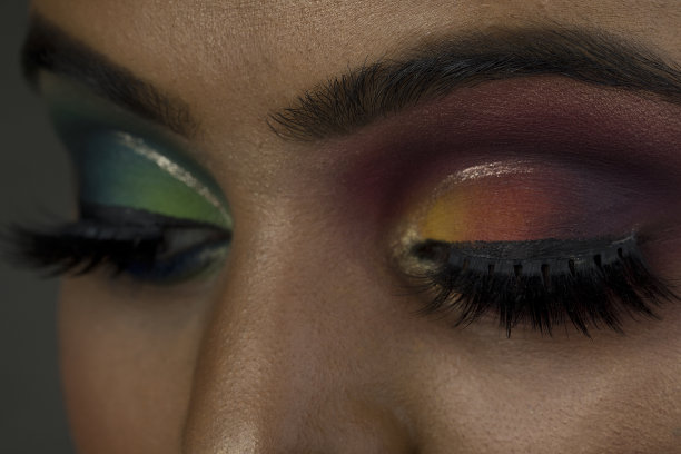 女性的眼睛覆盖在金属的化妆品图片下载