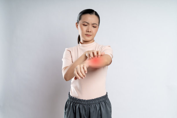 亚洲妇女生病刺激痒她的皮肤与红色斑点站在孤立的白色背景。图片下载