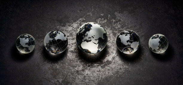 玻璃球在旧金属-背景Grunge黑板刮古董图片下载