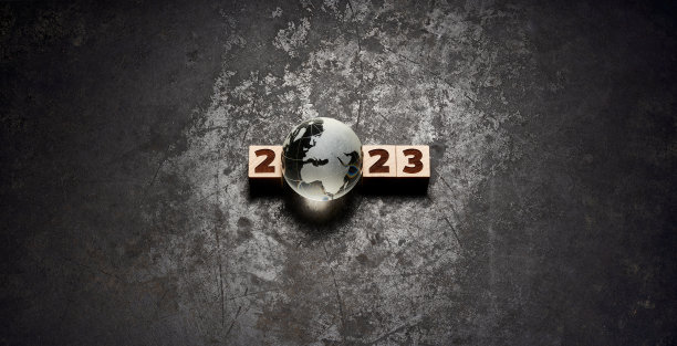 2023年玻璃球在旧金属-背景Grunge黑板刮古董图片下载