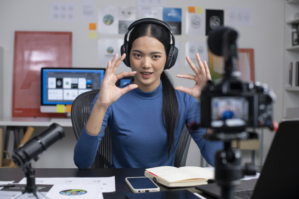年轻的亚洲女性平面设计师录制视频内容的在线课程。图片下载
