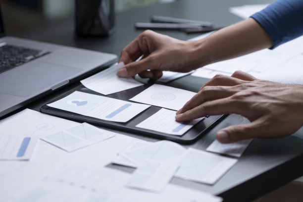 UX UI设计师在办公室的布局设计移动互联网软件的新想法头脑风暴。图片下载