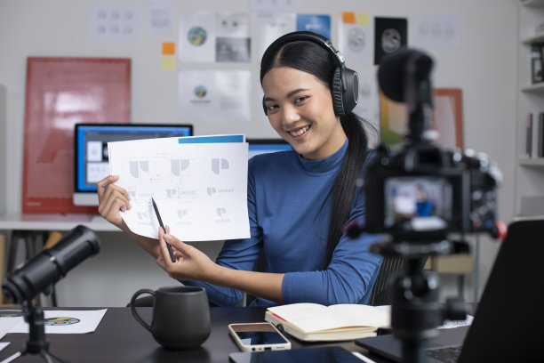 年轻的亚洲女性平面设计师录制视频内容的在线课程。图片下载