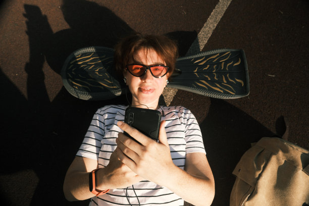 放松的中年女性滑板图片下载