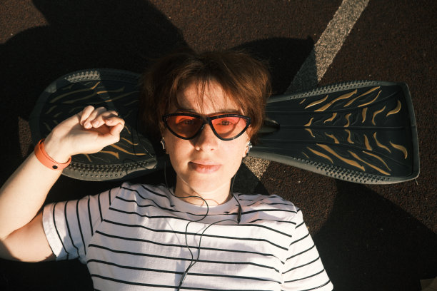 放松的中年女性滑板图片下载