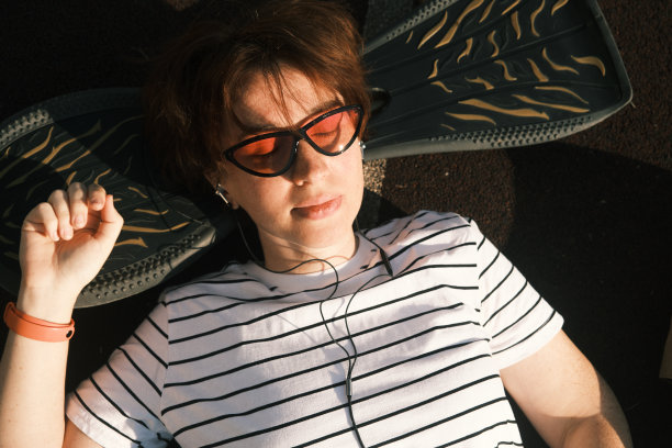 放松的中年女性滑板图片下载