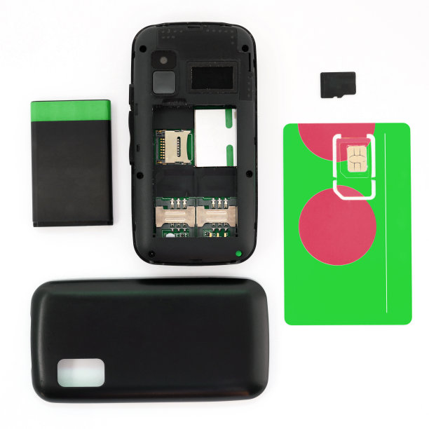 手机电池sim卡和闪存驱动器的特写在白色背景图片下载