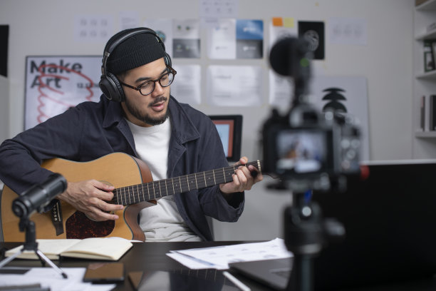 年轻的亚洲男性平面设计师录制视频内容的在线课程。图片下载