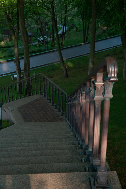 公园里有扶手的楼梯图片下载