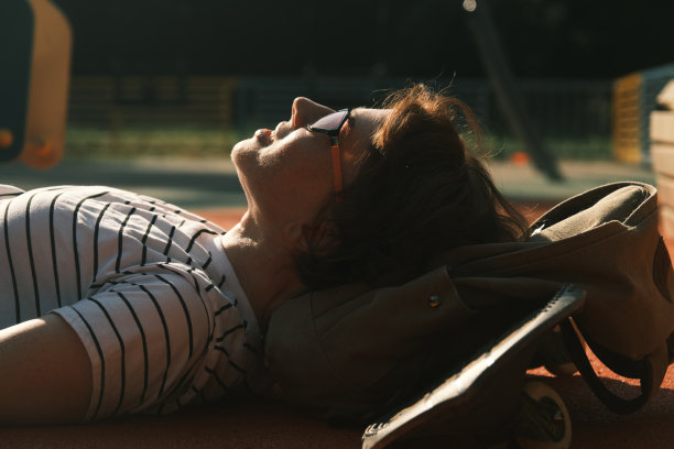 放松的中年女性滑板图片下载