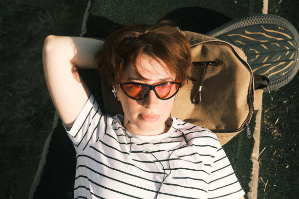 放松的中年女性滑板图片下载