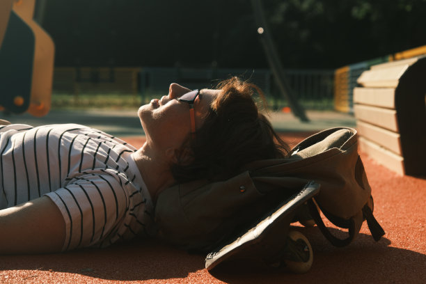 放松的中年女性滑板图片下载