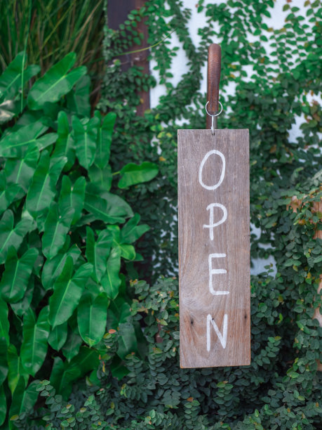 打开挂在花园里的招牌。图片下载