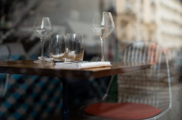 透过一间关门的巴黎餐厅的窗户图片下载