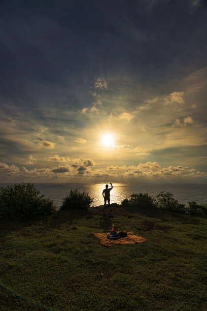 日落时一个人的剪影图片下载