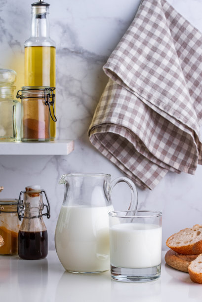 牛奶在厨房桌子上的玻璃瓶里图片下载