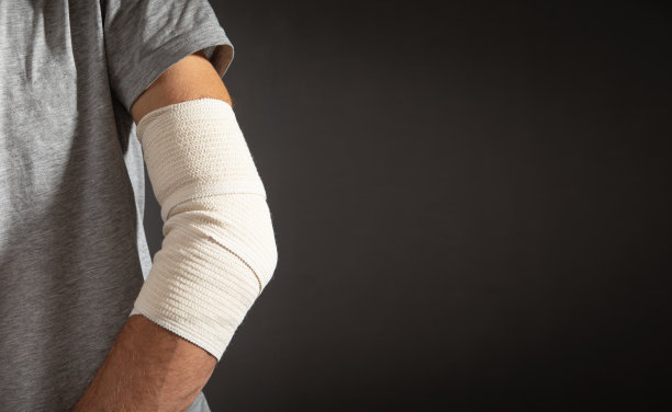 手肘上绷带。急救与医学概念图片下载