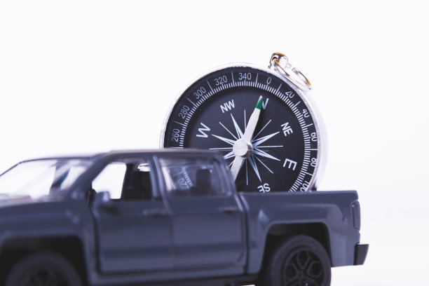 旅游是自驾旅游。乘汽车旅行。指南针和汽车。Autotourism。图片下载