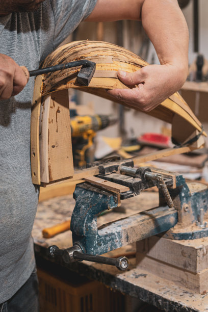创意制造者在他的专业工作室里独自设计了一件艺术木制土耳其Saz乐器图片下载