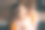 女商人坐在家里的地板上，用笔记本电脑工作，亲吻她的女儿。工作场所的概念。微笑快乐的孩子。幸福的家庭在一起。现代商业的概念。图片下载
