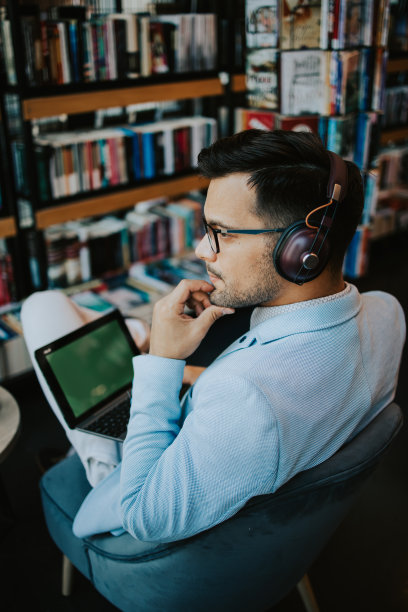 在书店用笔记本电脑的帅哥图片下载