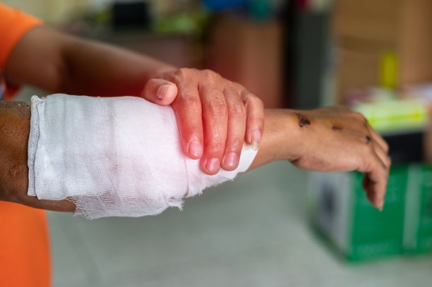 特写事故后受伤的男子手臂受伤绷带，照片选择焦点。图片下载