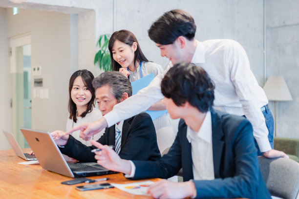 商人愉快地在办公室工作图片下载