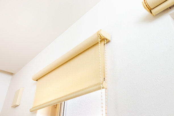 带卷帘的小窗户图片下载