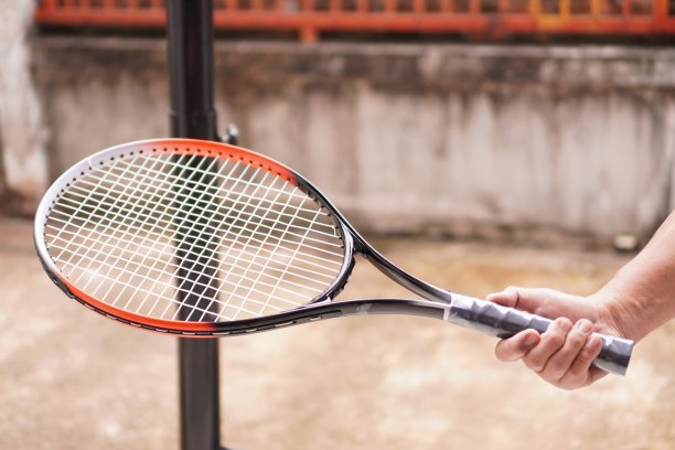 网球:展示网球拍的图片，特写，户外运动。图片下载