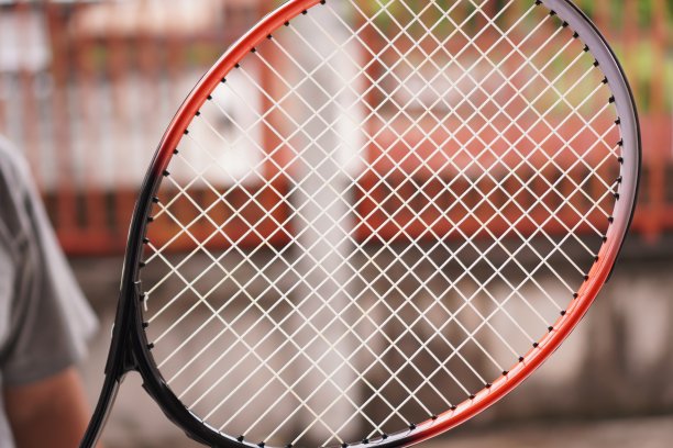 网球:展示网球拍的图片，特写，户外运动。图片下载