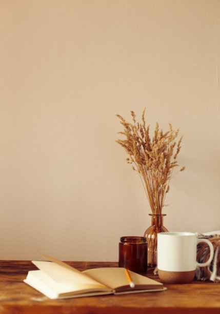 秋天舒适的成分。一杯咖啡，一幅格子画，一根蜡烛，一束淡背景上的干花。秋天,秋天的概念。图片下载