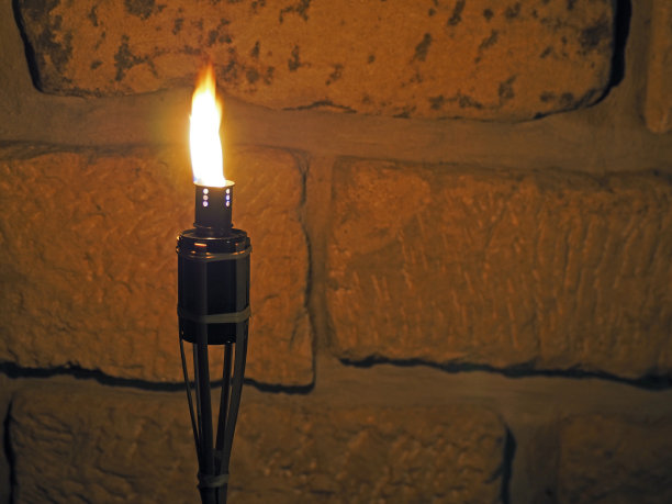 竹廊火炬在砂岩墙的背景在夜间图片下载