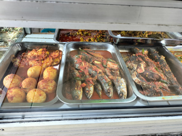 小镇上的传统美食街图片下载