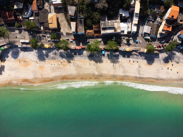 Barra de Guaratiba的鸟瞰图，西部地区的里约热内卢，巴西。在马拉姆巴亚海滩旁边。大的山。阳光明媚的黎明。海水清澈的沙滩。巴拉德瓜拉蒂巴海滩。无人驾驶飞机的照片图片下载