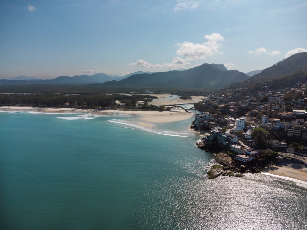 Barra de Guaratiba的鸟瞰图，西部地区的里约热内卢，巴西。在马拉姆巴亚海滩旁边。大的山。阳光明媚的黎明。海水清澈的沙滩。巴拉德瓜拉蒂巴海滩。无人驾驶飞机的照片图片下载